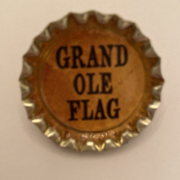 5 Patriotic Bottle Cap Pins • 🎉 Host Pick 🎉 - Picture 8 of 8